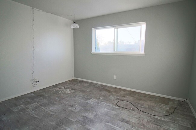 Building Photo - Spacious 2 bedroom 1 bath townhouse in San...