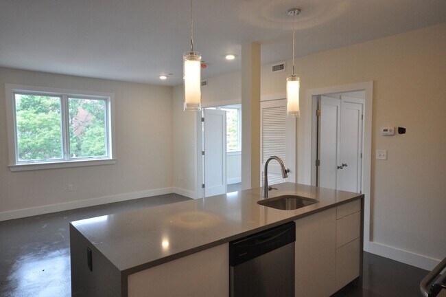 Building Photo - 2 Bedroom