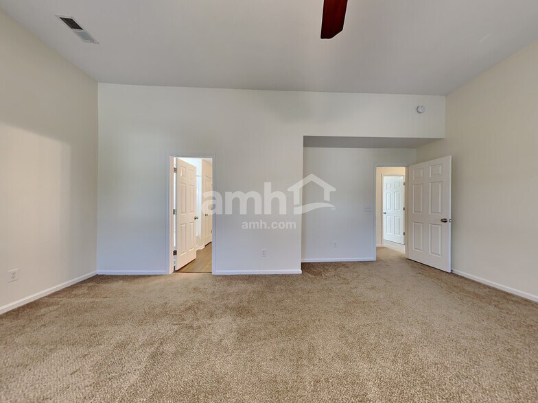 Building Photo - 516 Holiday Dr