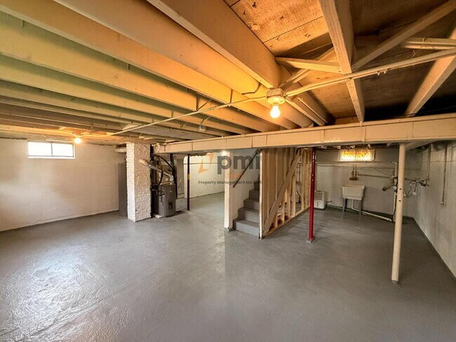 Building Photo - 1416 E 5th St