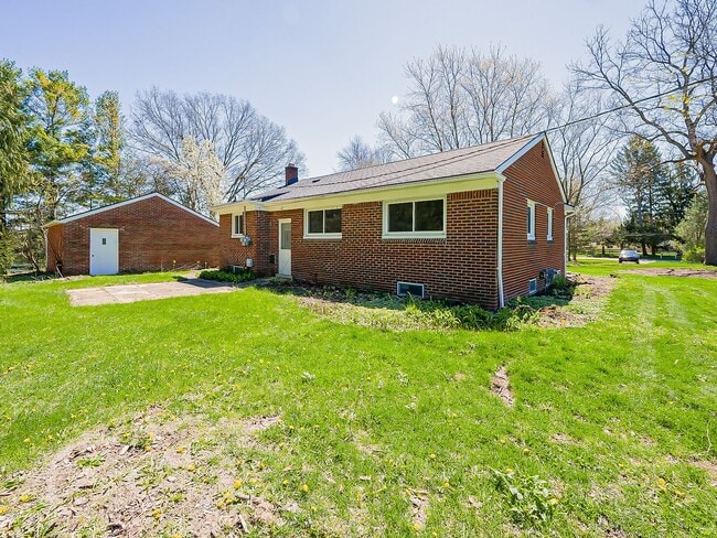 Building Photo - Spacious 3BR Home with Expansive 1-Acre Lot!