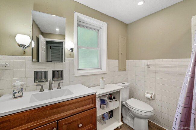 Building Photo - 110 Topland Rd