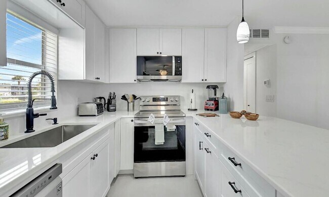 Building Photo - 581 Monaco Blvd