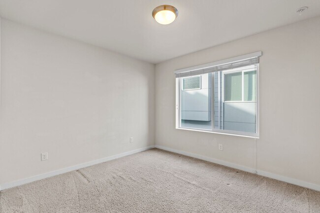 Building Photo - Newer 4 bed, 3.5 bath Townhome In Lynnwood $3400/mo.