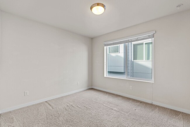 Building Photo - Newer 4 bed, 3.5 bath Townhome In Lynnwood...