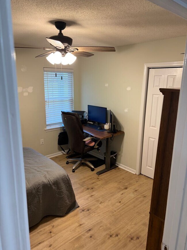 Building Photo - 207 Bluebird Ct