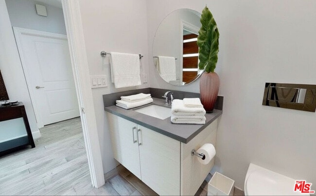 Building Photo - 10331 La Grange Ave