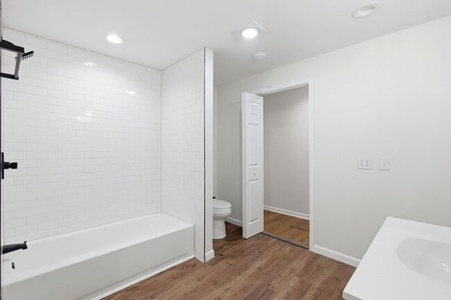 Building Photo - Fully Updated 2-Bed with Modern Finishes