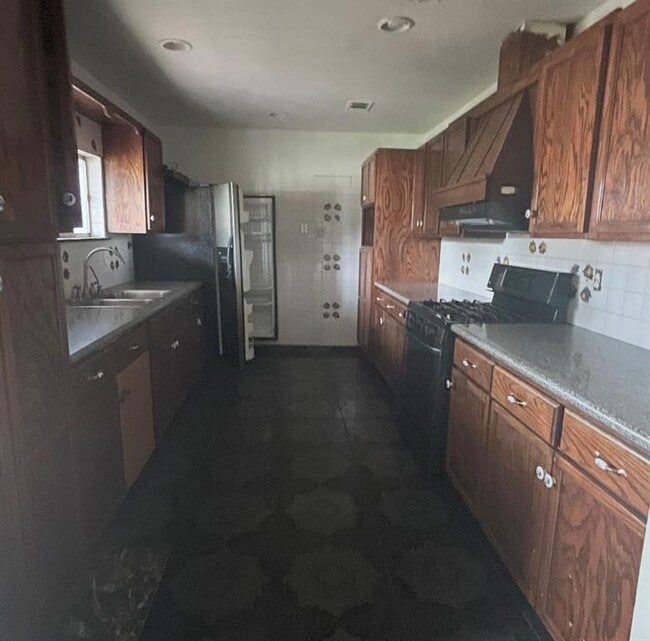 Building Photo - 11911 Pollyanna Ave