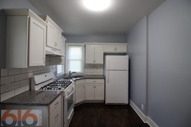 Building Photo - 116 Gold Ave SW