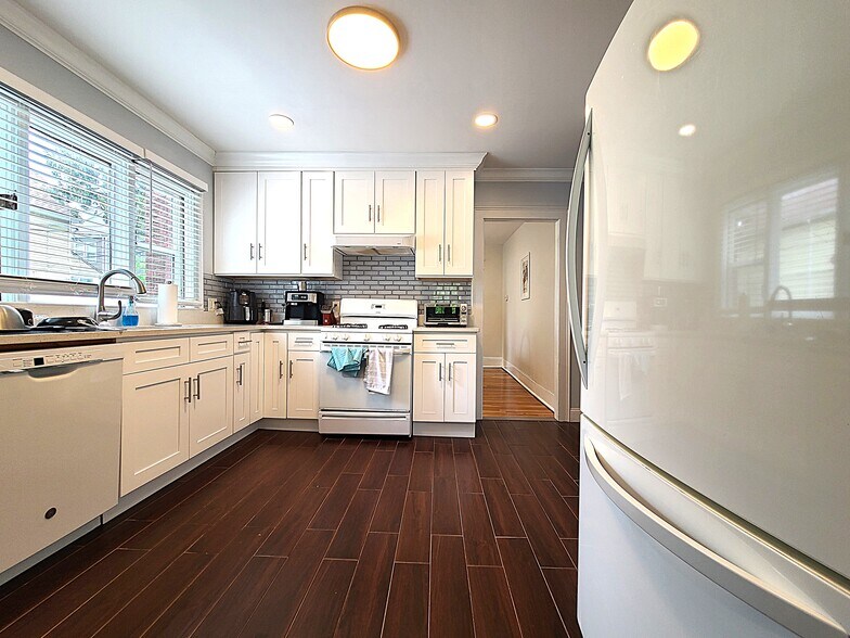 Building Photo - 26 Larose Pl