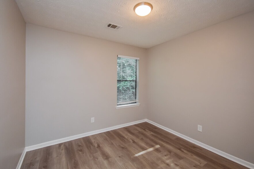 Building Photo - 1053 Mainstreet Lake Dr