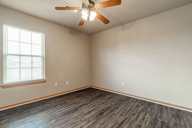 Building Photo - 4 Bedroom 2.5 Bath Townhome near UofA!  Fenced yard coming soon!!