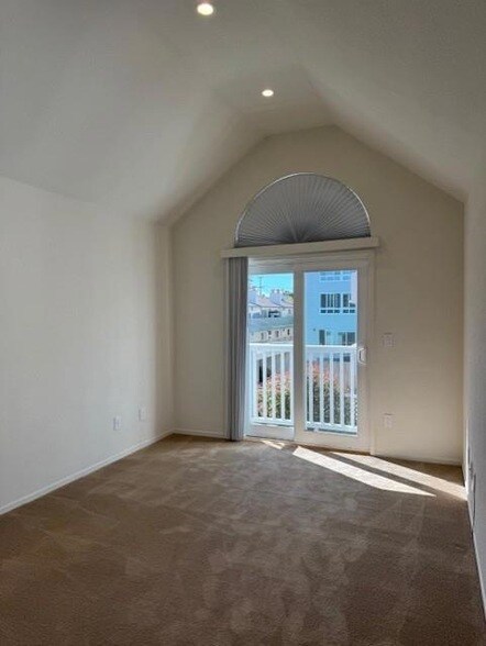 Building Photo - 511 N San Mateo Dr