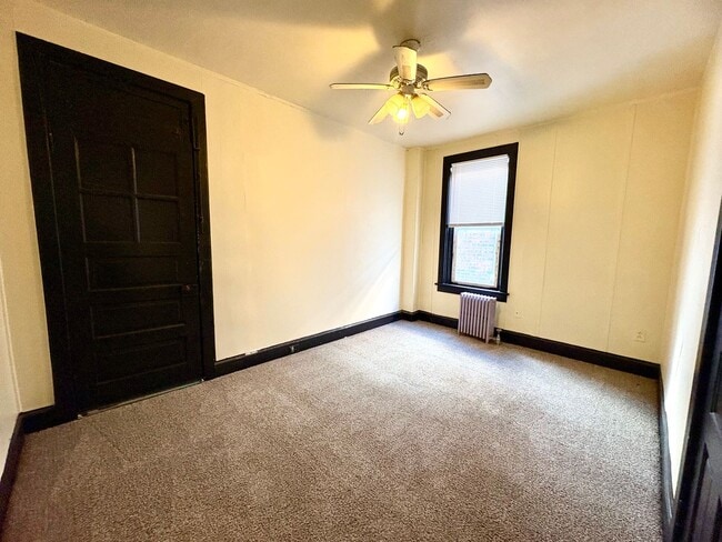 Building Photo - 3 Bedroom Single Family Home in Harrisburg!