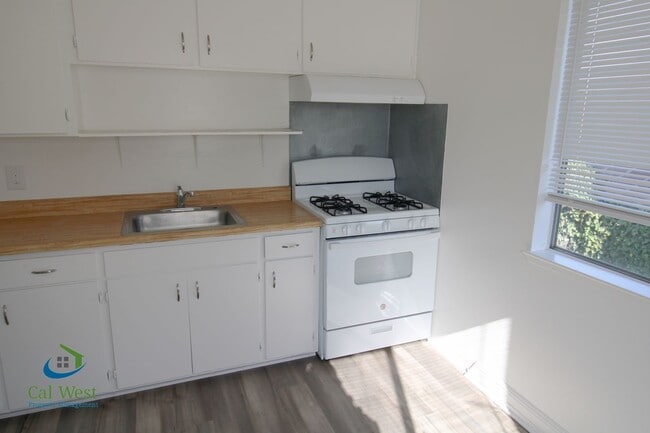 Building Photo - $2995 - Cozy 2/1 in the heart of Downtown ...