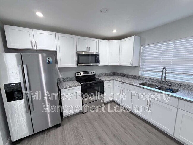 Building Photo - 1717 Bush Ave