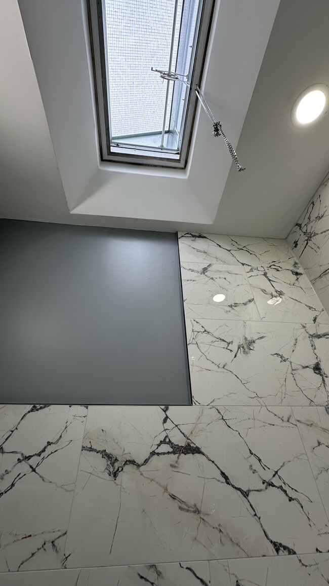 Building Photo - 5152 Crestwood Dr