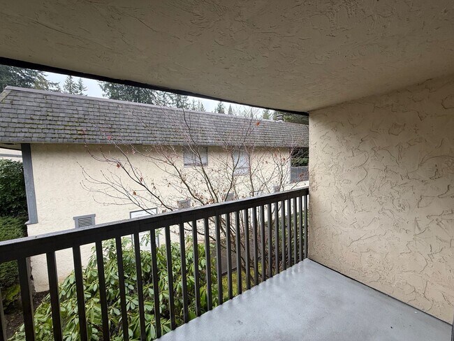 Building Photo - Charming 2 bed, 1 bath Lynnwood Condo, $1725/mo.