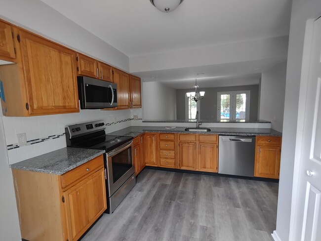 Building Photo - Available! Beautiful End Unit Condo in Bet...