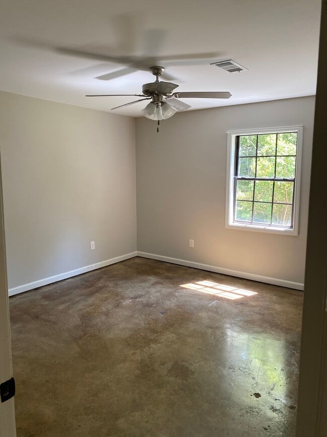 Building Photo - Split Floorplan Nestled off S. Lamar on Pe...