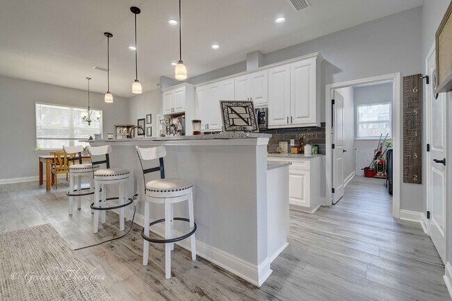 Building Photo - "Charming 3-Bedroom Oasis with 2 Baths and...