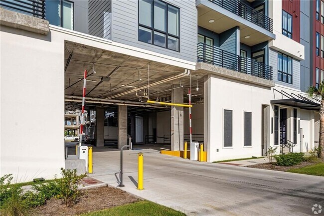 Building Photo - 3100 Lake Villa Dr