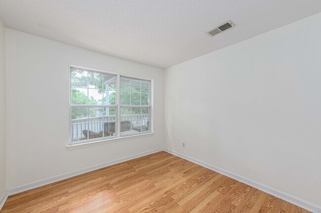 Building Photo - 1 Forest Glen Cir