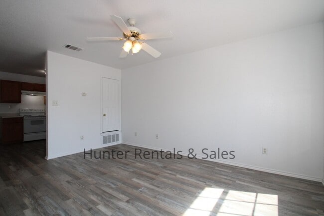 Building Photo - Summer Move In!!!