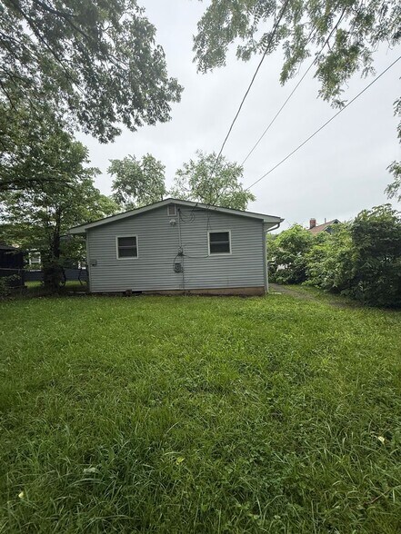 Building Photo - 3149 N Gladstone Ave