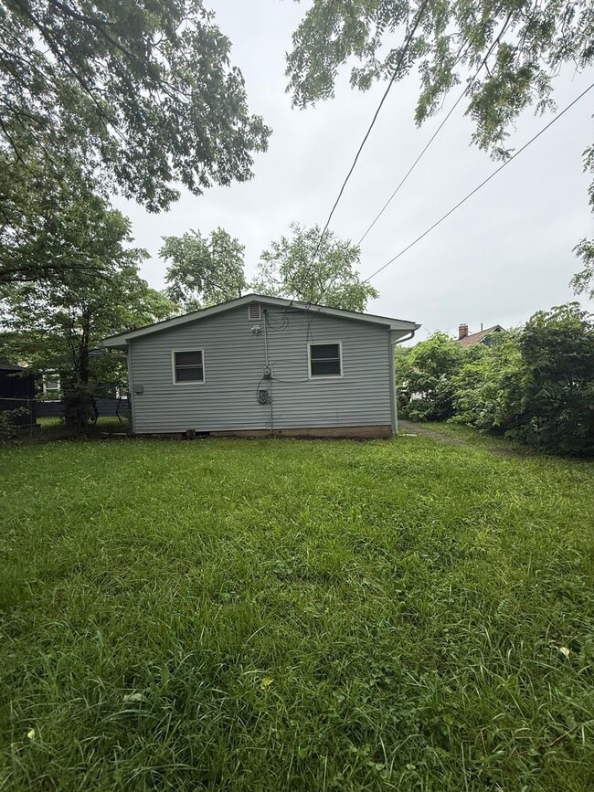 Building Photo - Charming 3BR/1.5BA Home with Large Yard & Spacious Eat-In Kitchen