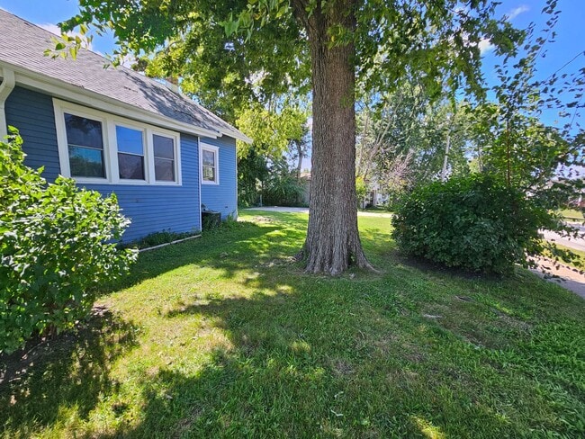 Building Photo - SW 3 Bedroom 1 bath, Newly updated, Large ...