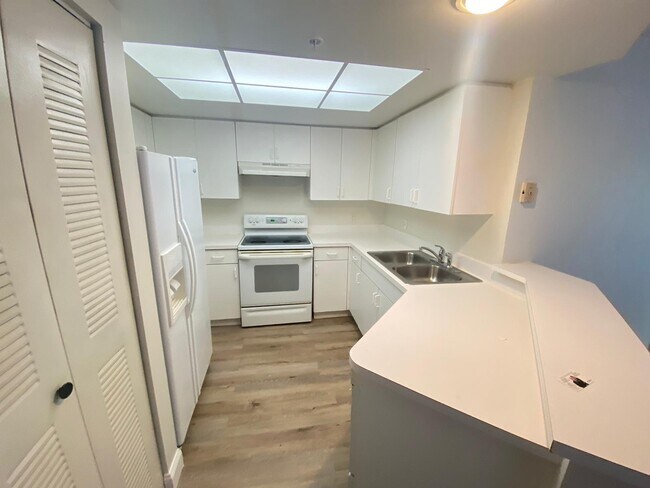 Building Photo - 4155 N Haverhill Rd