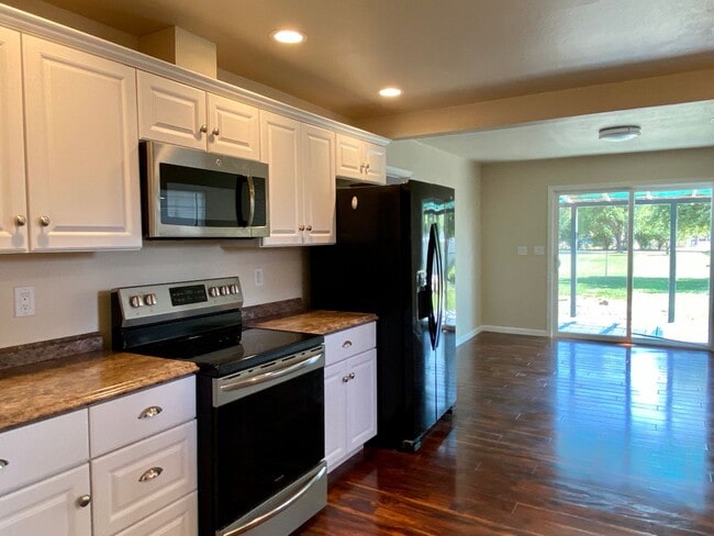 Building Photo - Charming 2bdrm, 1.bath house with garage, workshop space and large yard