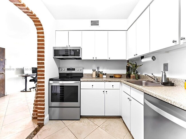 Building Photo - 5020 NW 79th Ave