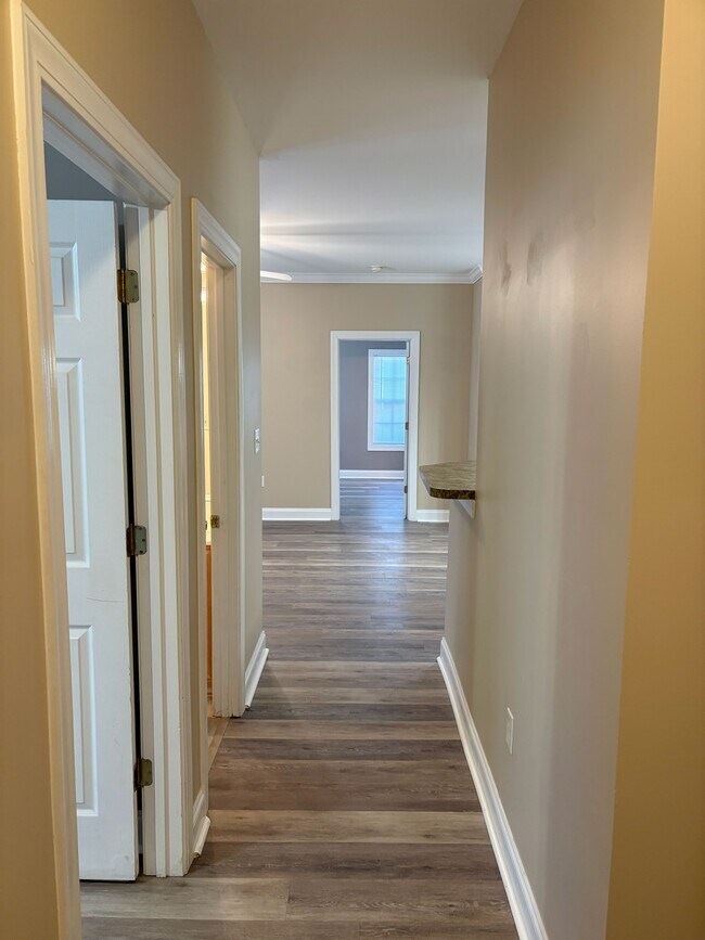 Building Photo - 2037 Silvercrest Dr