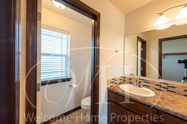 Building Photo - Newer Large Home in Great Neighborhood wit...