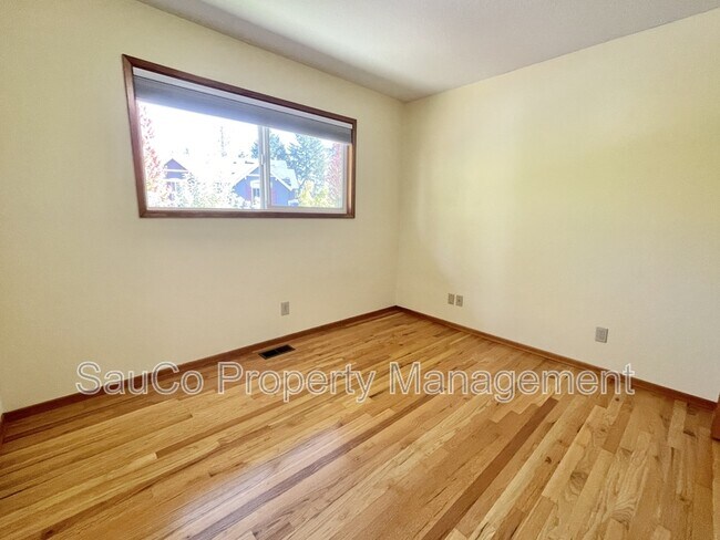 Building Photo - 5751 NE Lisbon Way