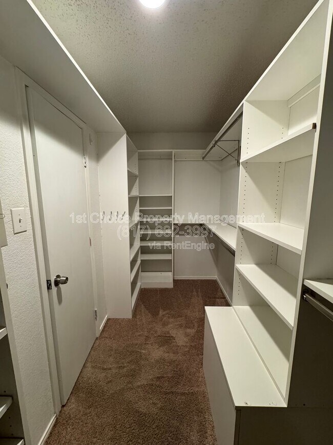 Building Photo - 304 E Clover Park Dr