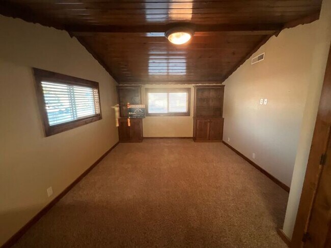 Building Photo - 3 bdrm 3 bath Home 2 car Garage 1.8 Acres Horse property. All Utilities included.