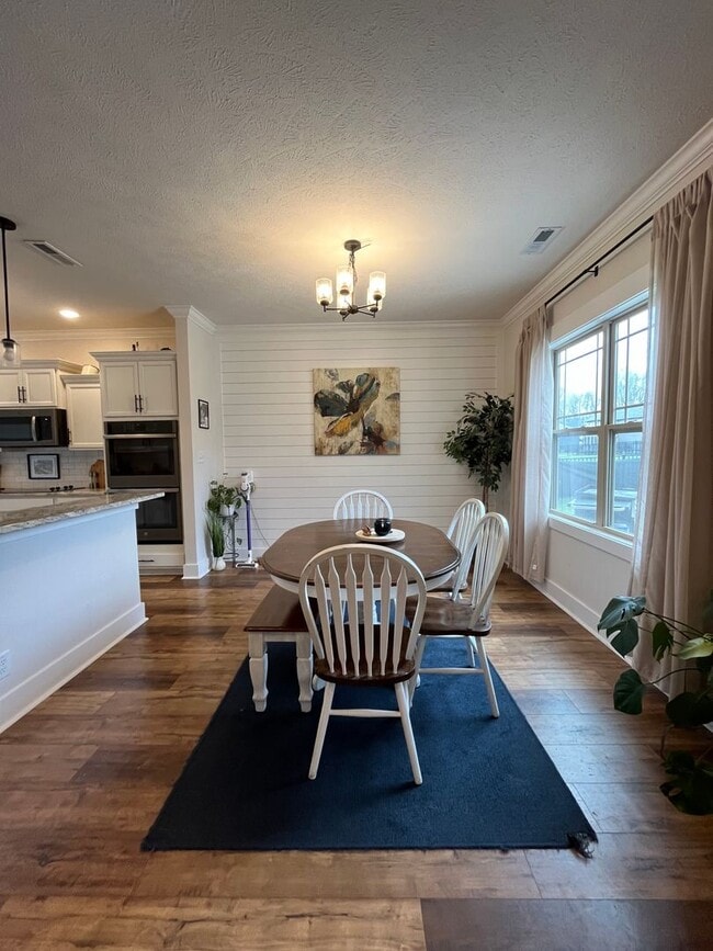 Building Photo - Georgous Large Open Floor Plan Home with Easy Commute to Nashville