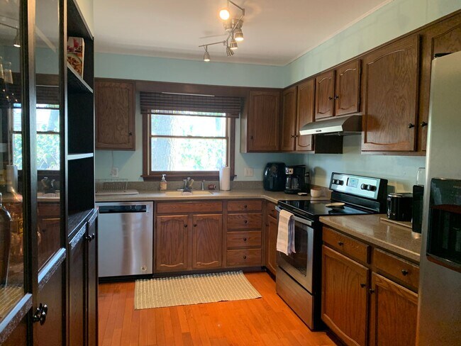 Building Photo - Haverford Circle renovated 3 Bedroom Townhome