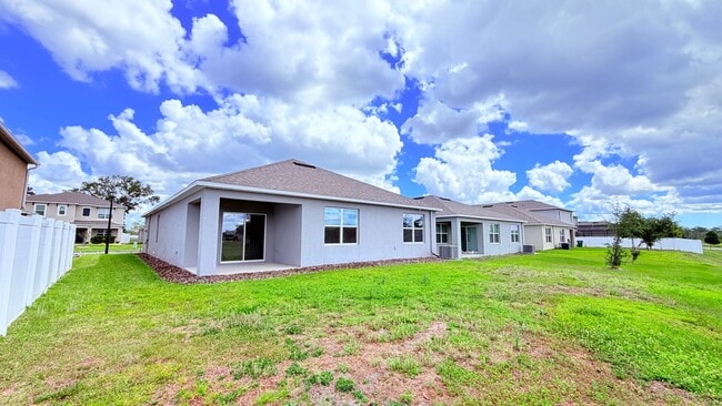 Building Photo - Charming Deltona 4/2 Ready for Move-in!