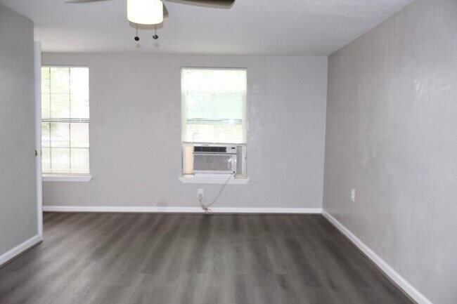 Building Photo - 7515 Bayway Dr