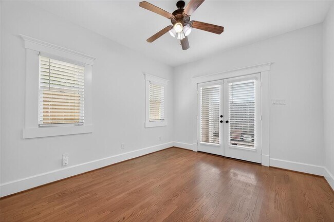 Building Photo - 1042 W 25th St