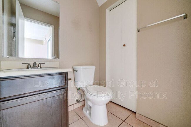 Building Photo - 3840 N 43rd Ave