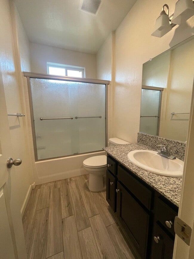 Building Photo - Newer home in gated community in Visalia