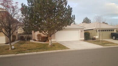 Building Photo - 2 bedroom 2 bath home, 2 car garage, in So...