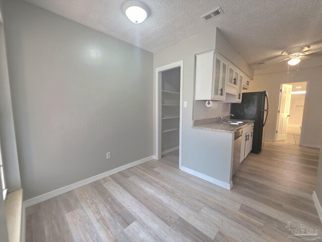Building Photo - 760 Briarwood Dr
