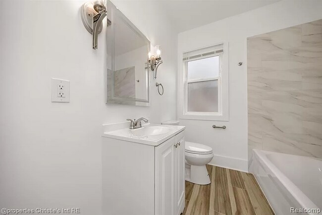 Luxuriously refinished 1.5 bathrooms - 1975 Gladstone St